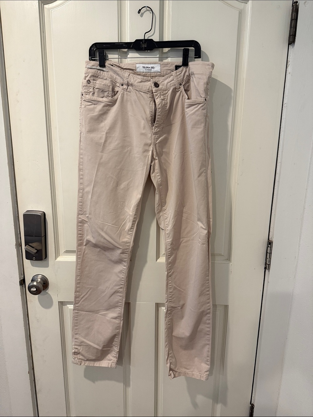 Teleria ZED athletic style Men's Straight Jeans in Light Beige